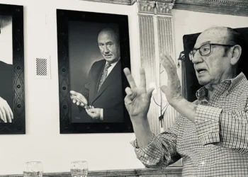 Antonio Fernández Díaz 'Fosforito, en el salón que lleva su nombre en el Hotel Las Acacias, Puente Genil. Sep 2021. Foto: perezventana