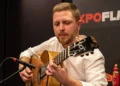 El guitarrista alicantino Alejandro Hurtado, a su paso por nuestro Espacio expoflamenco Jerez. Foto: Roksaneh Fotovat