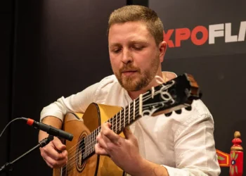 El guitarrista alicantino Alejandro Hurtado, a su paso por nuestro Espacio expoflamenco Jerez. Foto: Roksaneh Fotovat