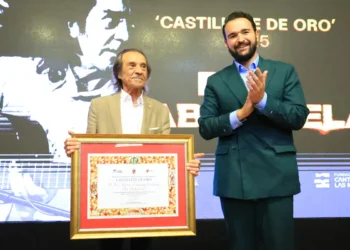 El maestro Pepe Habichuela recibe el Castillete de Oro de manos de Joaquín Zapata, presidente de la Fundación Cante de las Minas. Foto: Las Minas