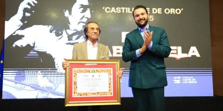 El maestro Pepe Habichuela recibe el Castillete de Oro de manos de Joaquín Zapata, presidente de la Fundación Cante de las Minas. Foto: Las Minas