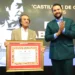 El maestro Pepe Habichuela recibe el Castillete de Oro de manos de Joaquín Zapata, presidente de la Fundación Cante de las Minas. Foto: Las Minas