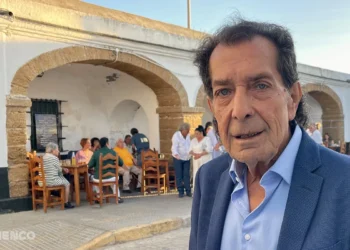 Juanito Villar posa frente a la peña flamenca que lleva su nombre. Cádiz, 10 sep 2025. Foto: Juan Garrido