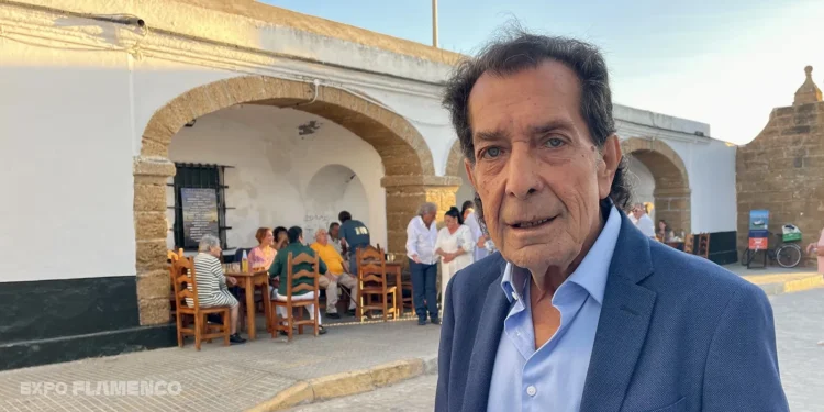 Juanito Villar posa frente a la peña flamenca que lleva su nombre. Cádiz, 10 sep 2025. Foto: Juan Garrido