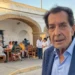 Juanito Villar posa frente a la peña flamenca que lleva su nombre. Cádiz, 10 sep 2025. Foto: Juan Garrido