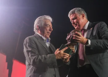 Nano de Jerez recibe el reconocimiento del Festival de Cante Jondo Antonio Mairena de manos del alcalde Juanma López. Foto: Toni Blanco