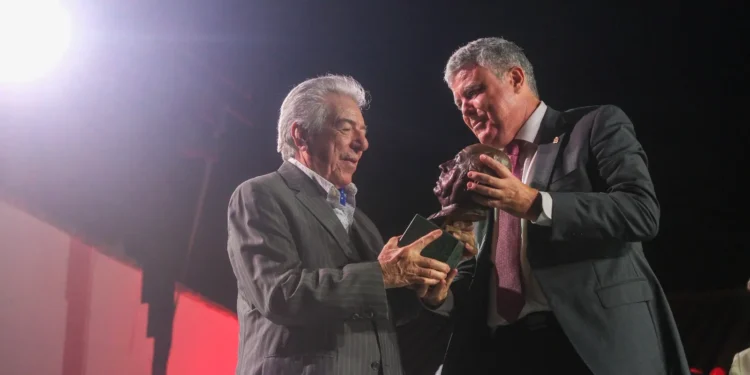 Nano de Jerez recibe el reconocimiento del Festival de Cante Jondo Antonio Mairena de manos del alcalde Juanma López. Foto: Toni Blanco