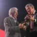 Nano de Jerez recibe el reconocimiento del Festival de Cante Jondo Antonio Mairena de manos del alcalde Juanma López. Foto: Toni Blanco