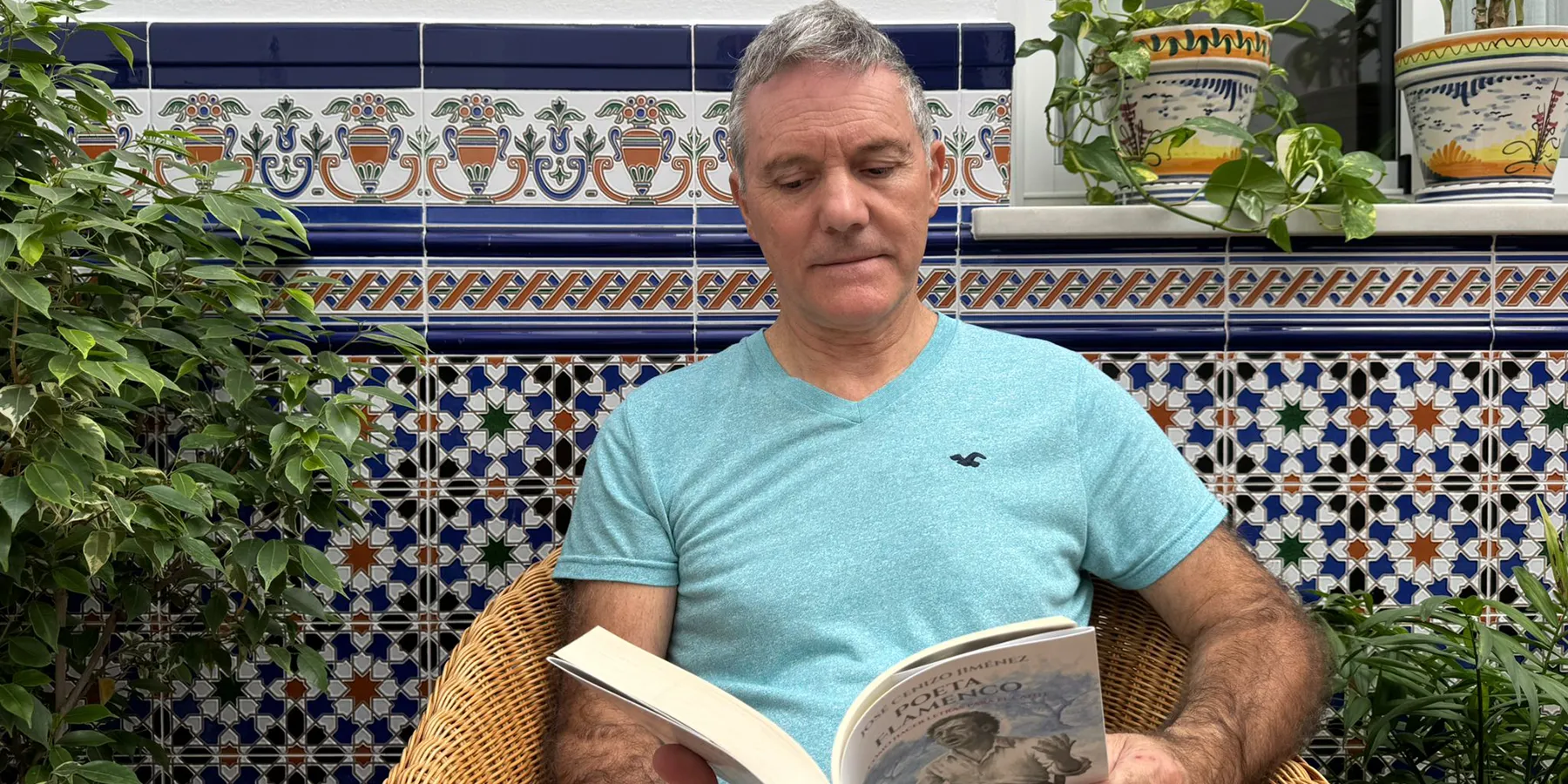 José Cenizo, con su libro 'Poeta flamenco'.