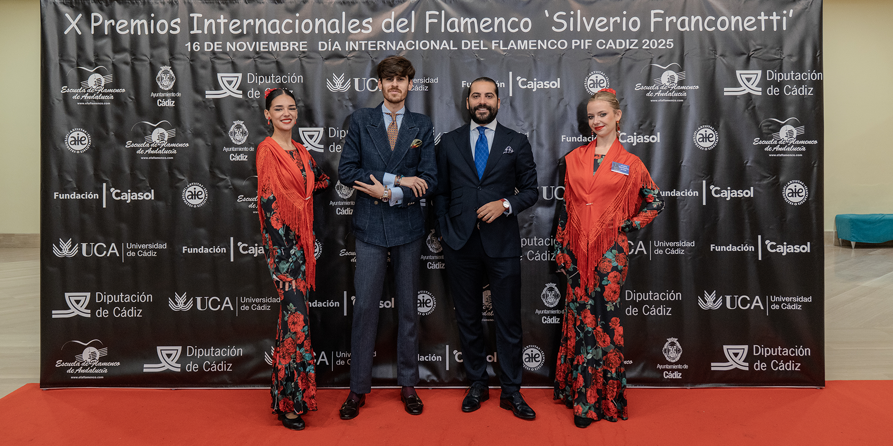 Juan Garrido, con Diego Méndez y azafatas. X Premios Internacionales del Flamenco 'Silverio Franconetti'. Palacio de Congresos de Cádiz. 16 nov 2025. Foto: Angélica Montañés