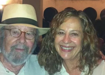 La diseñadora Teresa Porras, con José Manuel Caballero Bonald. Foto: RRSS T.P.