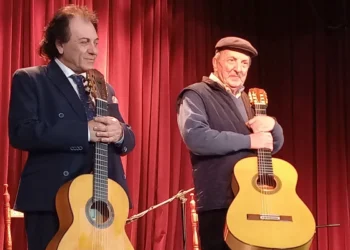 José Esteban Rodríguez Casano, con Antonio Carrión en la presentación de un disco anterior en la Tertulia Calixto Sánchez de Sevilla. Foto: María del Puerto