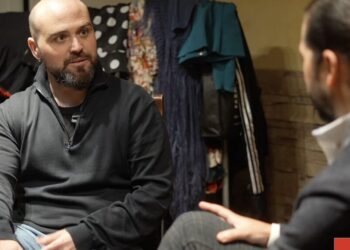 El guitarrista jerezano Santiago Lara, durante su entrevista con Juan Garrido en el estudio de danza de su esposa Mercedes Ruiz. Abril 2024.