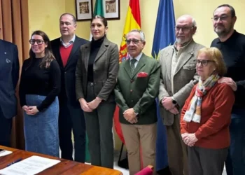 Firma del acuerdo de colaboración de Manuel Martín Martín con el Ayuntamiento de Écija. Foto: Ayto Écija