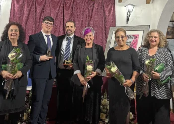Helga Molina, Ángeles Cerrejón, Rubén Franco, Kiko Valle, Trini Navarro, Rocío De los Santos, Carmen Arjona y Miguel Verdejo. Exaltación de la Saeta. peña Femenina de Huelva. Cuaresma 2026. Foto: Jesús Naranjo