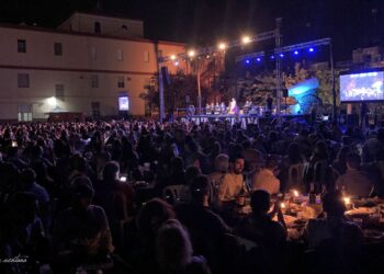 Ambiente de gala en el Patio del Colegio Salesiano de Utrera. LXIII Potaje Gitano de Utrera. Foto: perezventana