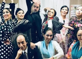 El guitarrista Emilio Maya, uno de los últimos flamencos en instalarse en Japón, junto a sus compañeros de actuación en Tokio.