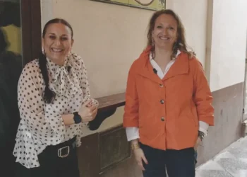 La Lupi y María Isabel Rodríguez Palop, en el Tabanco El Pasaje.