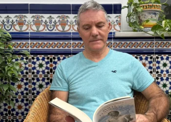 José Cenizo, con su libro 'Poeta flamenco'.