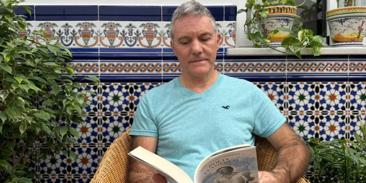 José Cenizo, con su libro 'Poeta flamenco'.