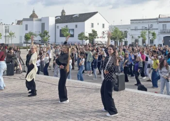 Flashmob en Plaza Belén con Chiqui de Jerez y 130 daneses. Foto: Juan Garrido