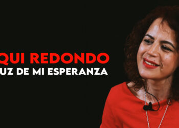 Promotional banner featuring Paqui Redondo, smiling in a red top, with bold red and white text: 'PAQUI REDONDO' and 'LA LUZ DE MI ESPERANZA' on a black background.
