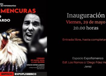 Cartel de inauguración de Flamencuras: foto de una bailaora con expresión intensa y plumas/blanco en primer plano, título rojo Flamencuras y texto Diego Gallardo; detalles a la derecha: inauguración, viernes 29 de mayo, 20:00, entrada libre; Espacio ExpoFlamenco, Jerez de la Fr.