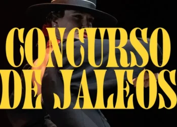 Poster for a jazz contest with large yellow text 'Concurso de Jazz' over a man in a hat on a dark stage backdrop.