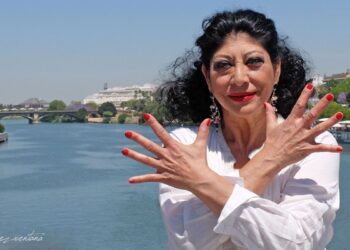 La bailaora Manuela Carrasco, frente al Puente de Triana. Foto: Quico Pérez-Ventana