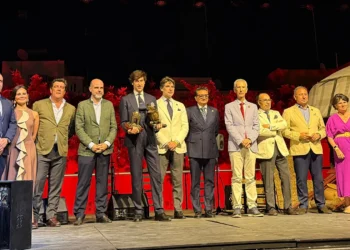 Autoridades, patrocinadores, organizadores y Manuel Lombo, representando a Morante de la Puebla. LXX Festival Potaje Gitano de Utrera. 27 junio 2026. Foto: Juan Garrido