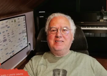 Video thumbnail showing a smiling man with glasses in a home studio, with a keyboard, guitar, and plant in the background and Expo Música branding in the corner.
