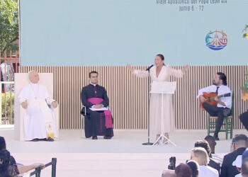 Niña Pastori, ante el papa León XIV. Imagen: captura vídeo Vatican Media