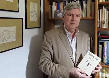 El poeta sevillano Víctor Jiménez, con su obra 'Tiros al aire'. Foto cedida por el autor.