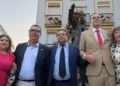 El alcalde de Lebrija, Pepe Benito Barroso, el delegado de Cultura, Pepe Martínez, e hijos de El Lebrijano. Inauguración del Monumentoa Juan Peña El Lebrijano. 28 julio 2026. Foto: Juan Garrido