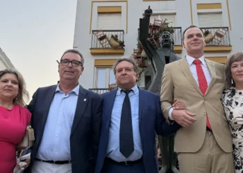 El alcalde de Lebrija, Pepe Benito Barroso, el delegado de Cultura, Pepe Martínez, e hijos de El Lebrijano. Inauguración del Monumentoa Juan Peña El Lebrijano. 28 julio 2026. Foto: Juan Garrido