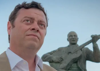 Rafael Chaves Arcos, junto a la estatua de Juan Breva en Vélez-Málaga. Foto cedida por Rafael.