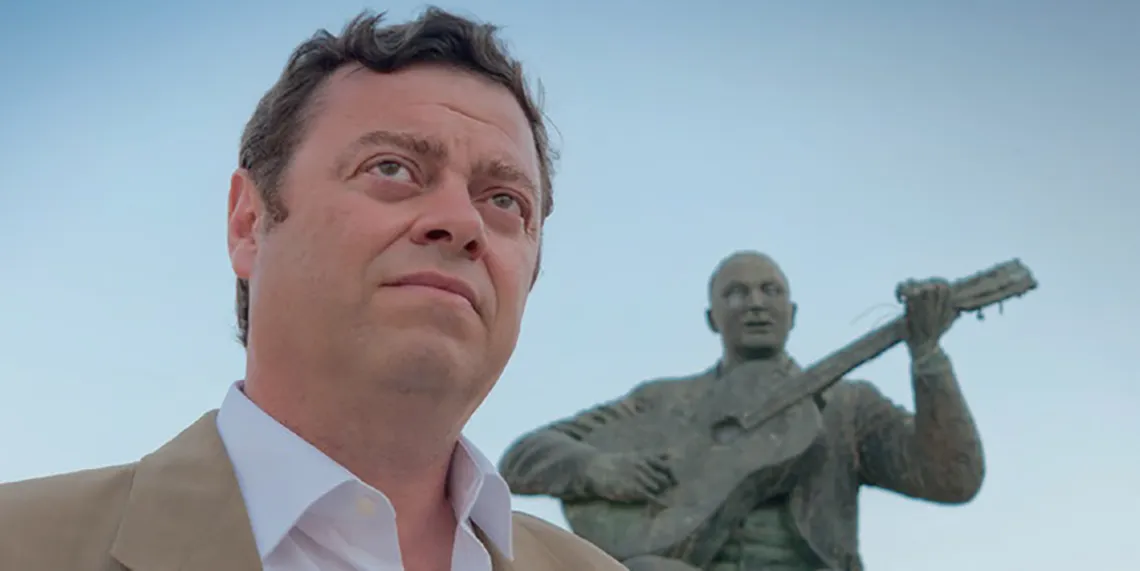 Rafael Chaves Arcos, junto a la estatua de Juan Breva en Vélez-Málaga. Foto cedida por Rafael.