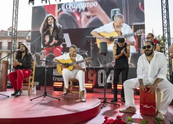 Israel Fernández y Diego del Morao. Presentación de la cerveza Cruzcampo 1904. Las Setas de Sevilla. 30 junio 2026. Foto: Pepo Herrera