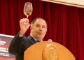 El periodista José María Castaño, en una de sus conferencias sobre vinos de Jerez y sus cantes.